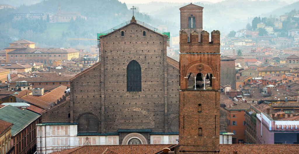 See the Basilica of San Petronio and Palazzo Re Enzo with Arengo Tower in Emilio-Romagna. Photo: Alberto Masnovo/AdobeStock