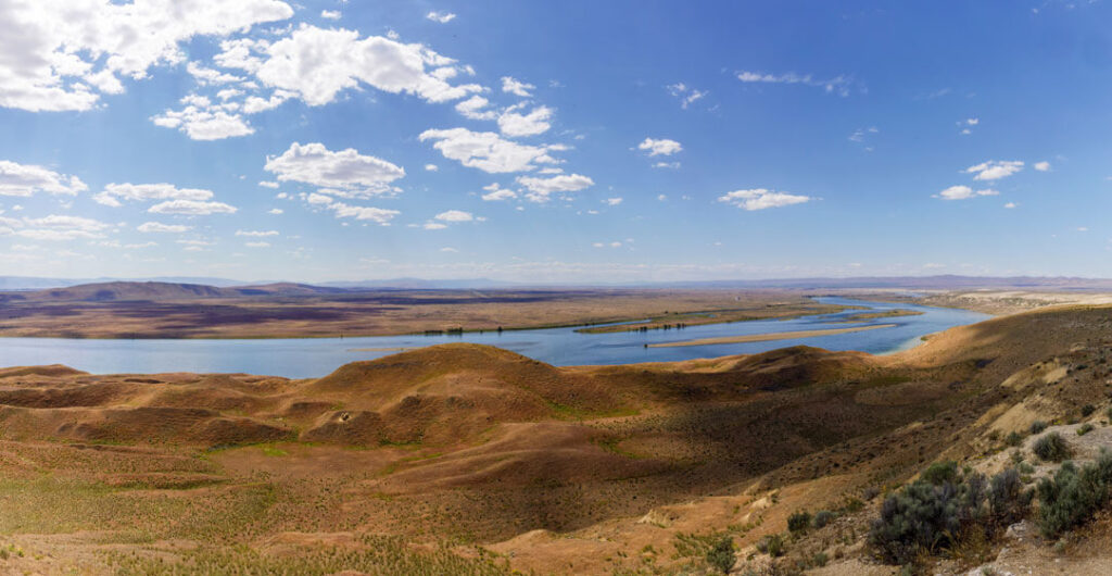 Landscape view of the Hanford Reach section of the Columbia and the arid countryside surround it. 
