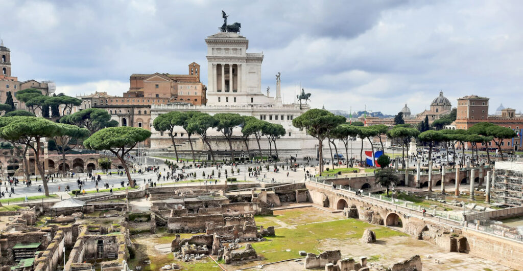 Take a walk in Rome in the off-season and see the view of the ruins of the Roman forum 